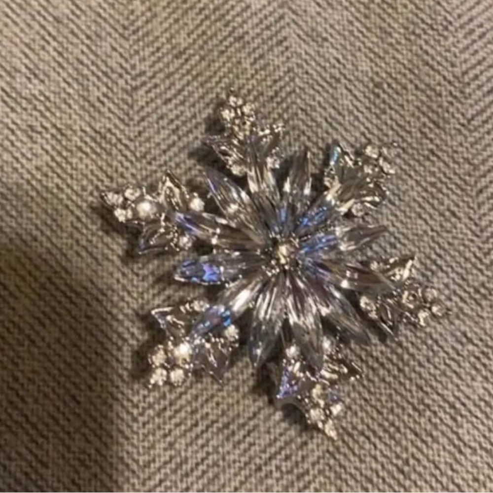Elegant Silver Snowflake Vintage Brooch - Picture 1 of 3